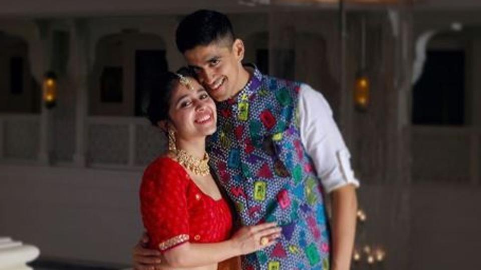 Tak pandang usia, 7 aktris Bollywood ini punya pasangan lebih muda