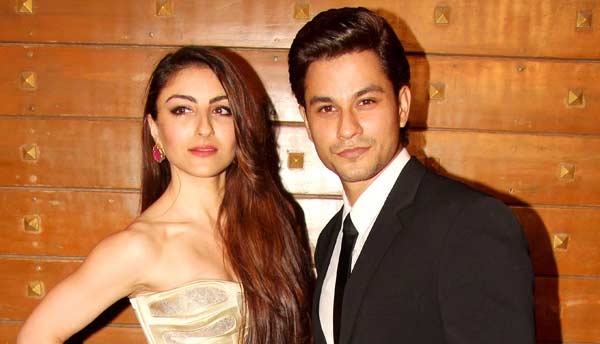 Tak pandang usia, 7 aktris Bollywood ini punya pasangan lebih muda