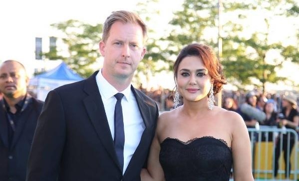 Tak pandang usia, 7 aktris Bollywood ini punya pasangan lebih muda