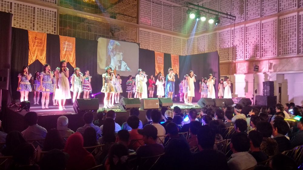 10 Potret kelulusan Kinal dari girlband JKT48, tangis haru pecah