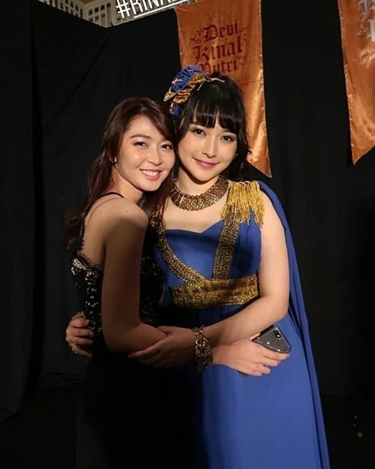 10 Potret kelulusan Kinal dari girlband JKT48, tangis haru pecah