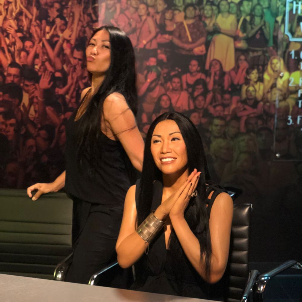 10 Potret Anggun C Sasmi pose bareng patung lilinnya, susah dibedain