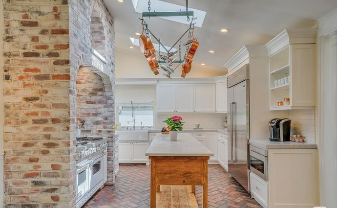 8 Potret rumah mewah Selena Gomez yang dijual seharga Rp 39 miliar