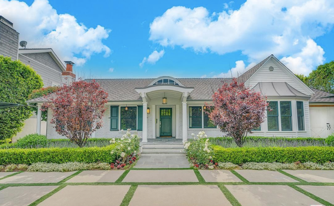 8 Potret rumah mewah Selena Gomez yang dijual seharga Rp 39 miliar