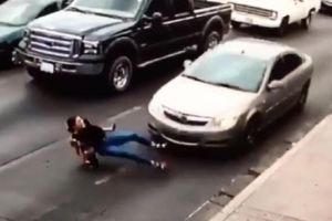 Terpeleset menyeberang jalan pakai heels, cewek ini bernasib tragis