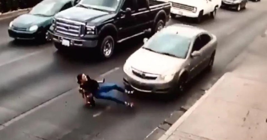 Terpeleset menyeberang jalan pakai heels, cewek ini bernasib tragis