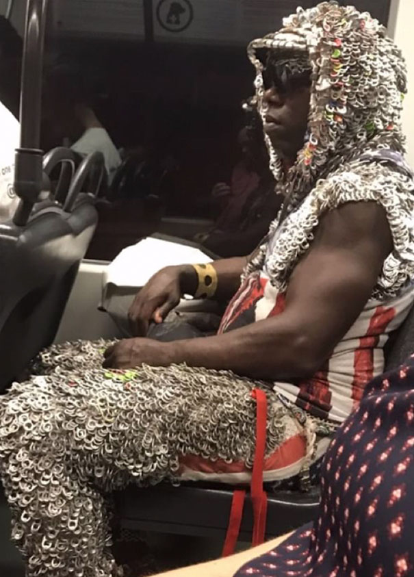 10 Kejadian paling absurd saat di MRT, ada yang bawa rubah