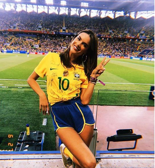 7 Gaya model seksi Alessandra Ambrosio, fans setia Brasil