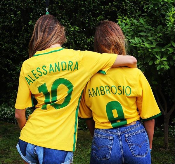 7 Gaya model seksi Alessandra Ambrosio, fans setia Brasil