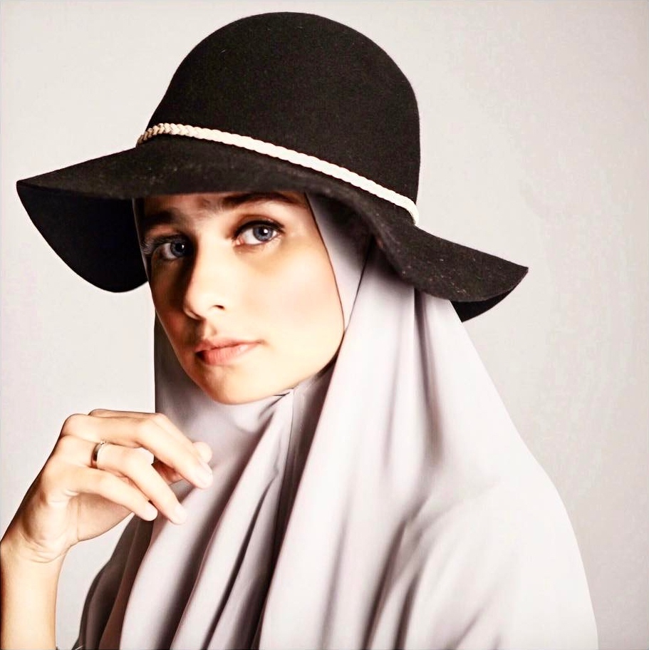 8 Gaya hijab Sonya Fatmala, bintang FTV sekaligus calon Ibu Wabup 