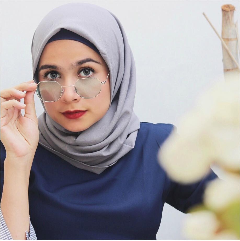 8 Gaya hijab Sonya Fatmala, bintang FTV sekaligus calon Ibu Wabup 