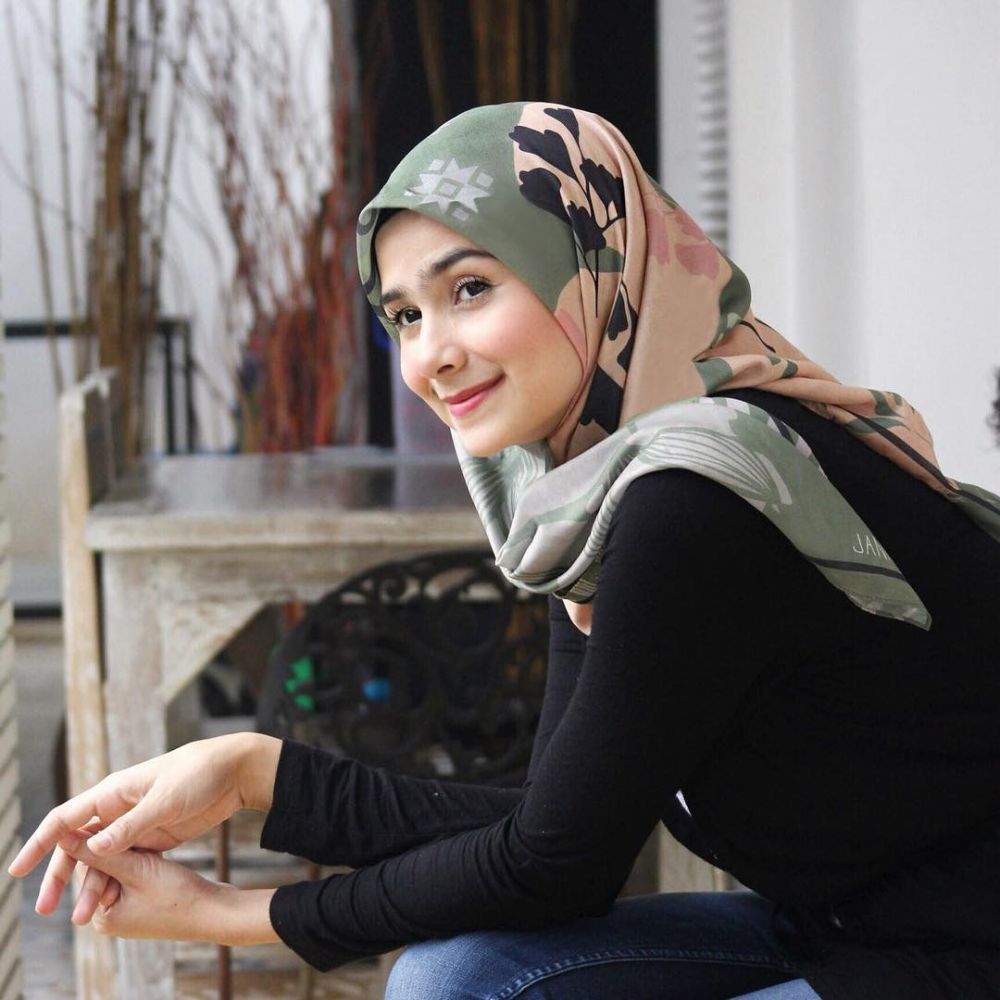 8 Gaya hijab Sonya Fatmala, bintang FTV sekaligus calon Ibu Wabup 