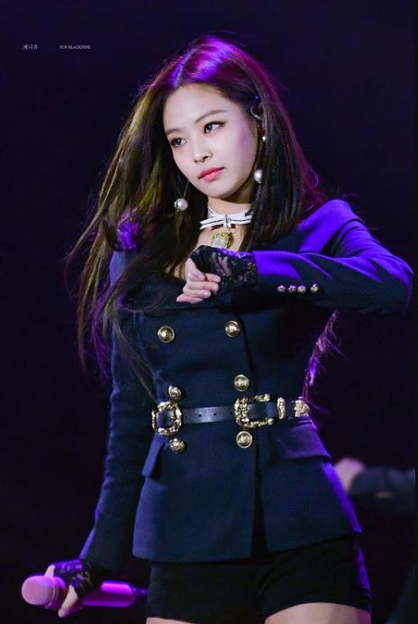 9 Gaya seksi Jennie BLACKPINK pakai serba hitam ini bikin susah kedip