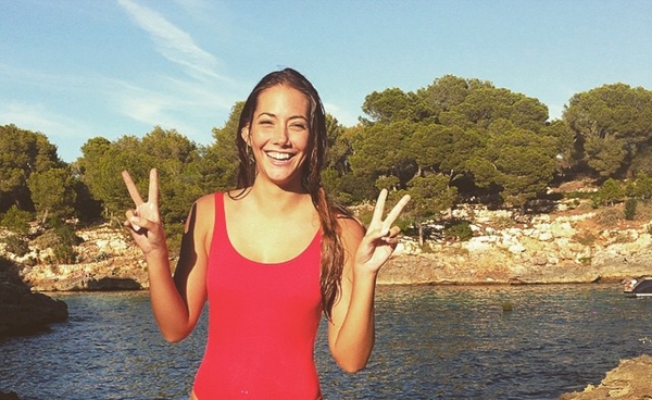 10 Pesona Carla Ramos si cewek ekspresi sinis di meme yang lagi viral