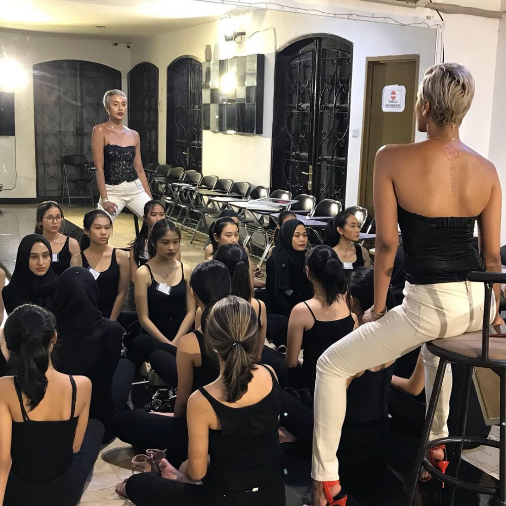 7 Aksi Kimmy Jayanti saat melatih siswa sekolah modelnya, cool abis