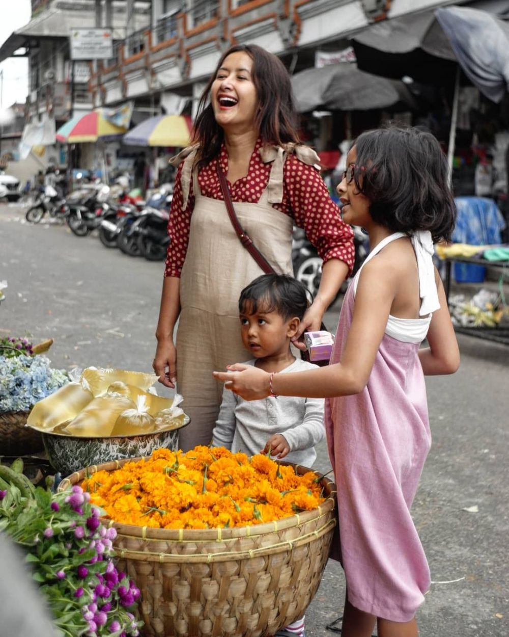 7 Momen manis keluarga Dwi Sasono hangout ke pasar tradisional