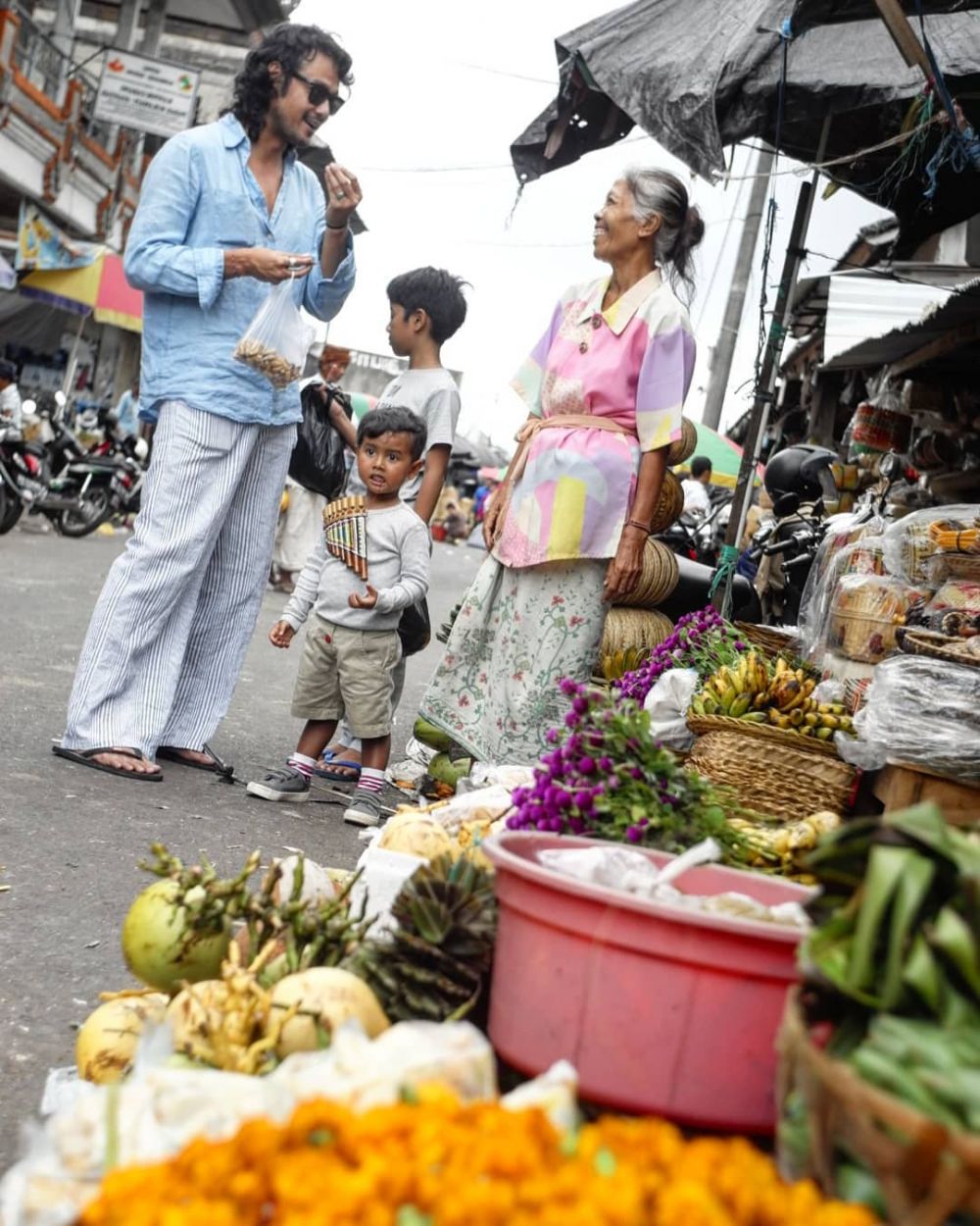 7 Momen manis keluarga Dwi Sasono hangout ke pasar tradisional