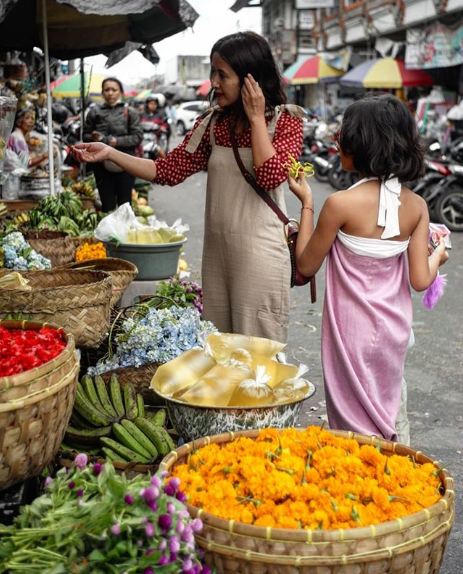 7 Momen manis keluarga Dwi Sasono hangout ke pasar tradisional