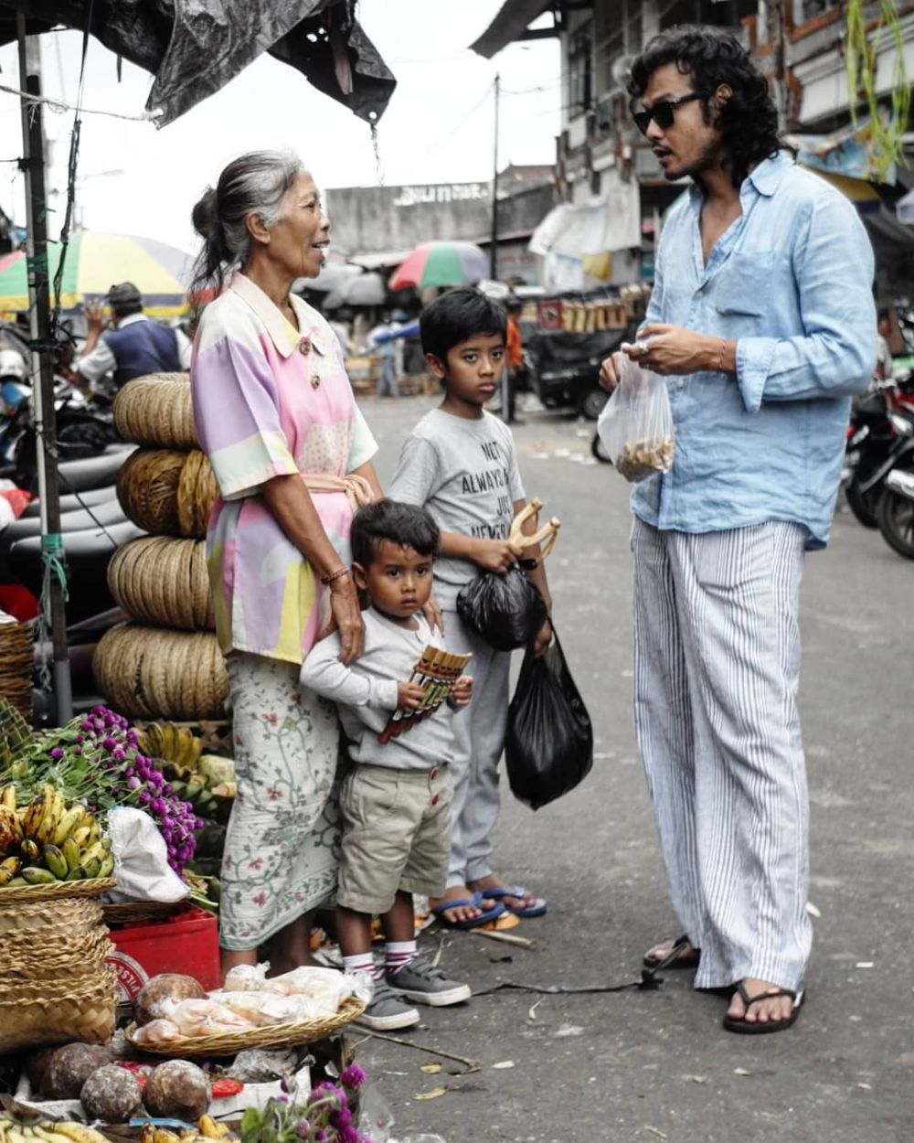 7 Momen manis keluarga Dwi Sasono hangout ke pasar tradisional