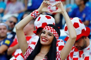 10 Gaya Ivana Knoll, pole dancer seksi suporter Kroasia