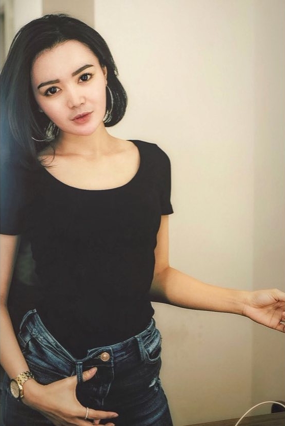 12 Bukti Wika Salim hobi berkaus hitam ketat, seksinya nggak nguatin