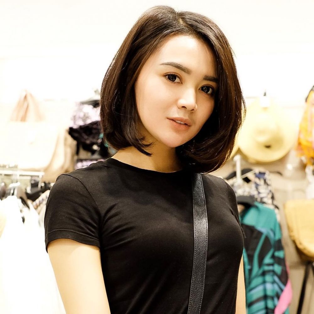 12 Bukti Wika Salim hobi berkaus hitam ketat, seksinya nggak nguatin