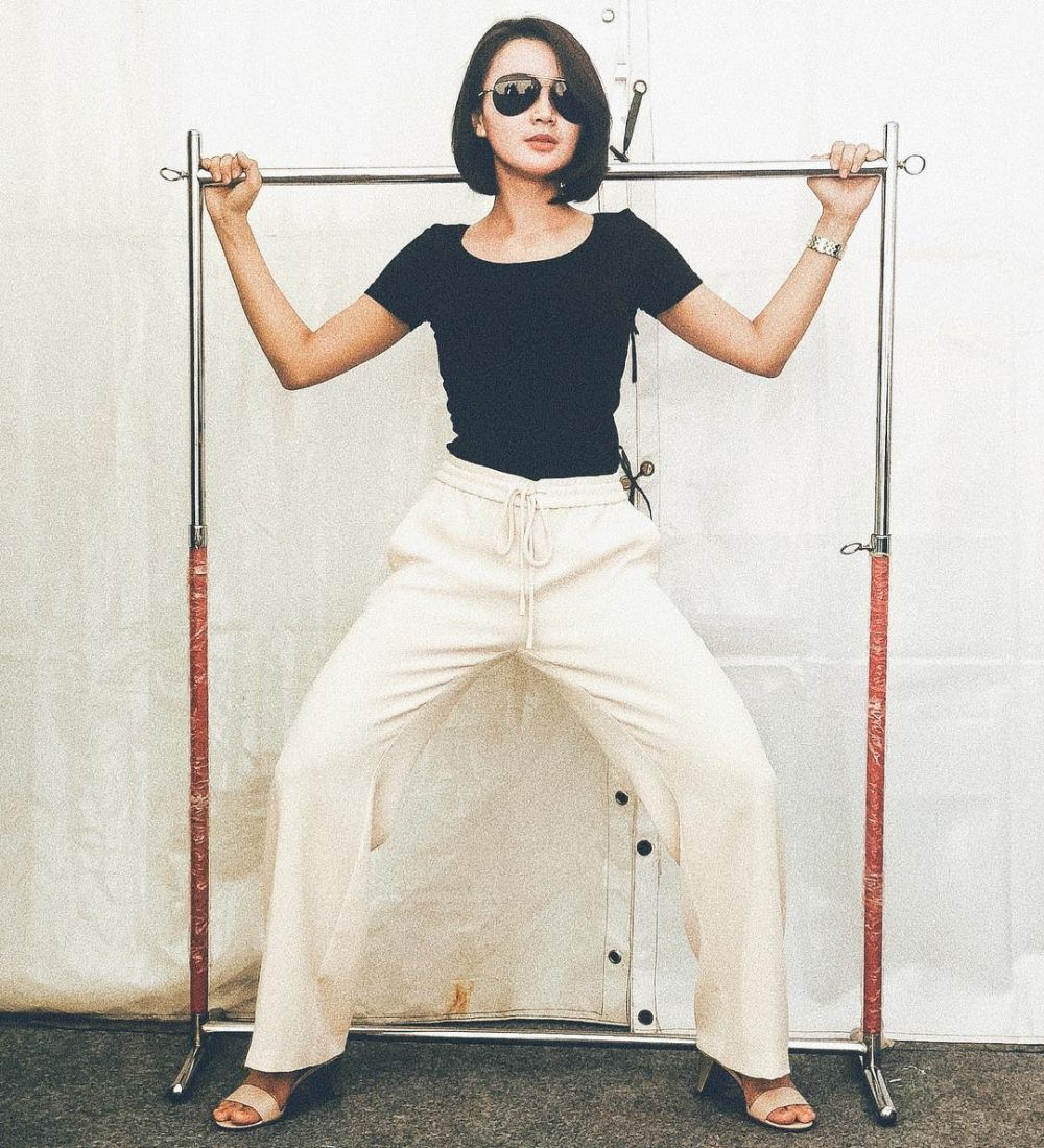 12 Bukti Wika Salim hobi berkaus hitam ketat, seksinya nggak nguatin