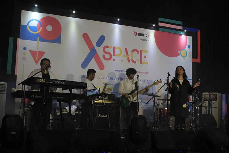 Penyanyi cantik Rahmania Astrini sukses membuat penonton nyanyi bareng