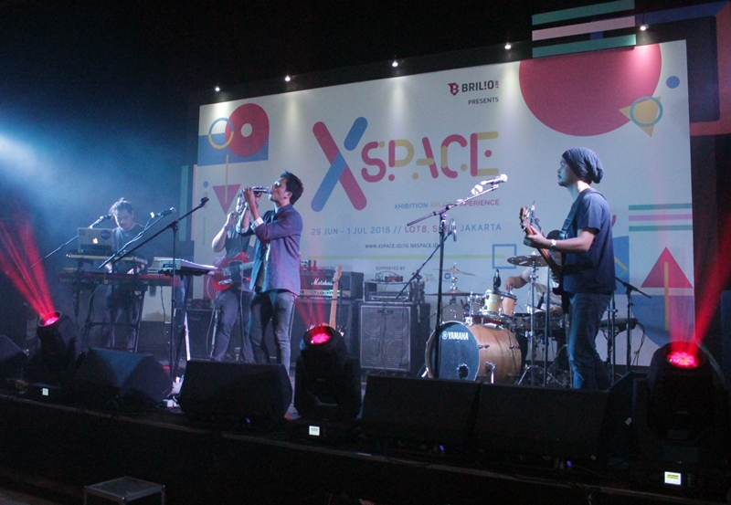 Lightcraft menggebrak panggung Xspace, bikin penonton berjingkrak