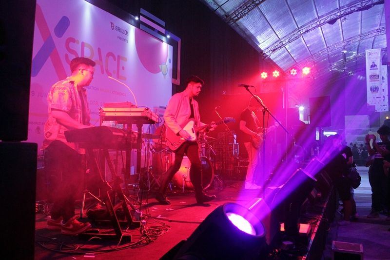 5 Aksi panggung Petra Sihombing bikin cewek-cewek histeris   