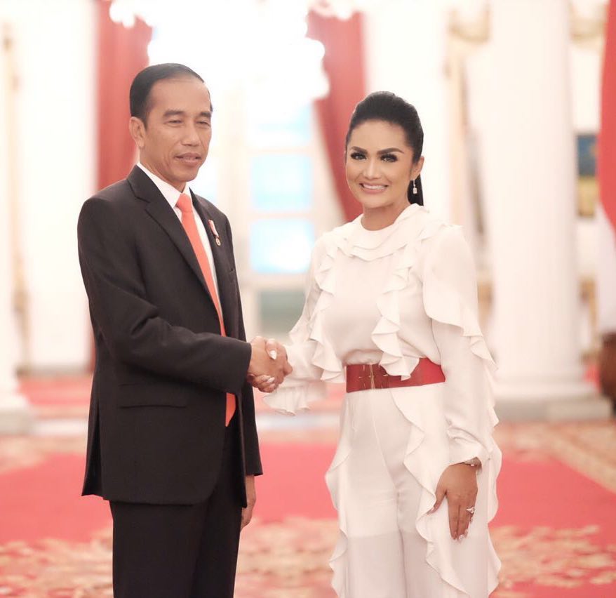 Dipuji cantik, ini beda gaya KD saat bertemu Presiden RI & Timor Leste