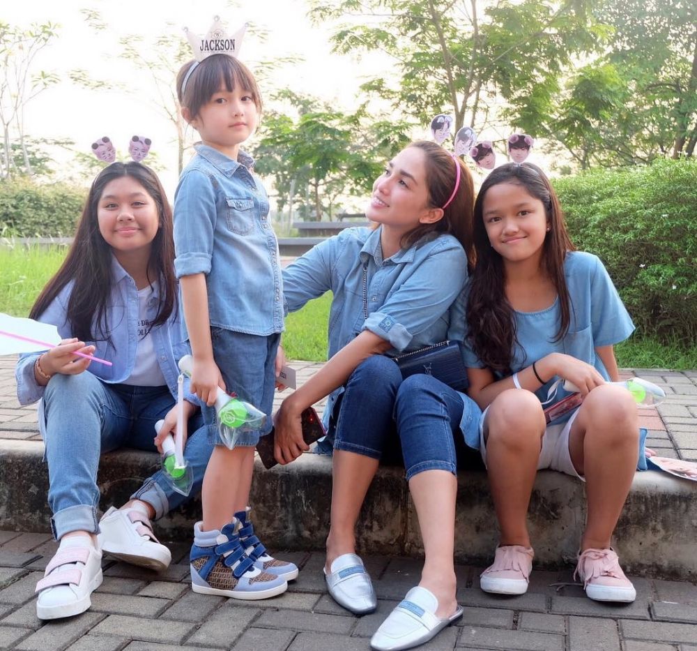 6 Potret Ussy Sulistiawaty & anak nonton boyband Korea, kompak banget