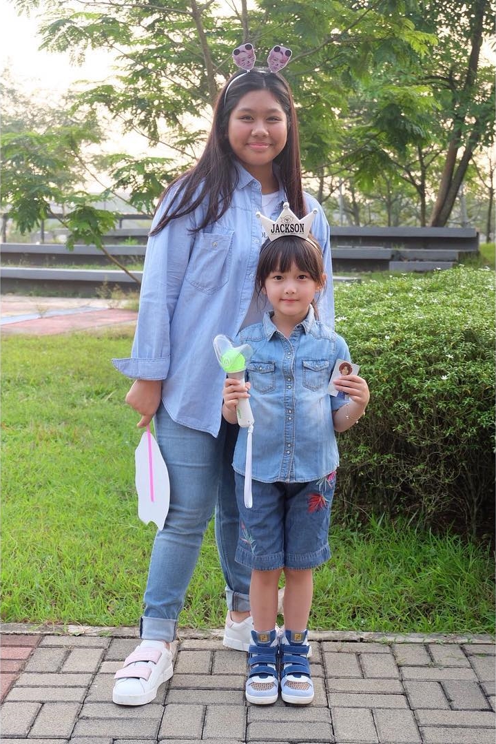 6 Potret Ussy Sulistiawaty & anak nonton boyband Korea, kompak banget