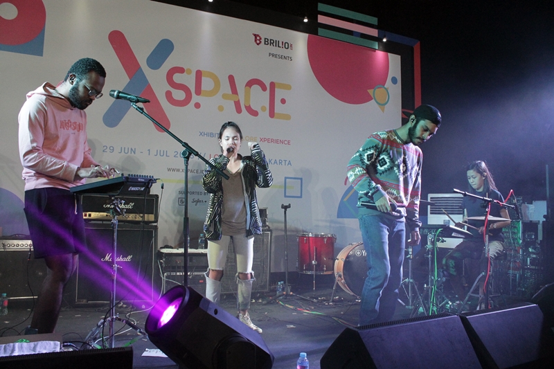 10 Aksi panggung Dekat yang menghipnotis penonton XSpace, keren abis