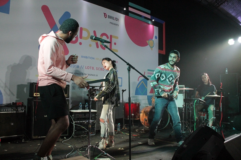 10 Aksi panggung Dekat yang menghipnotis penonton XSpace, keren abis