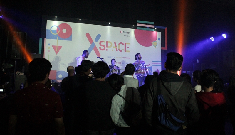 10 Aksi panggung Dekat yang menghipnotis penonton XSpace, keren abis
