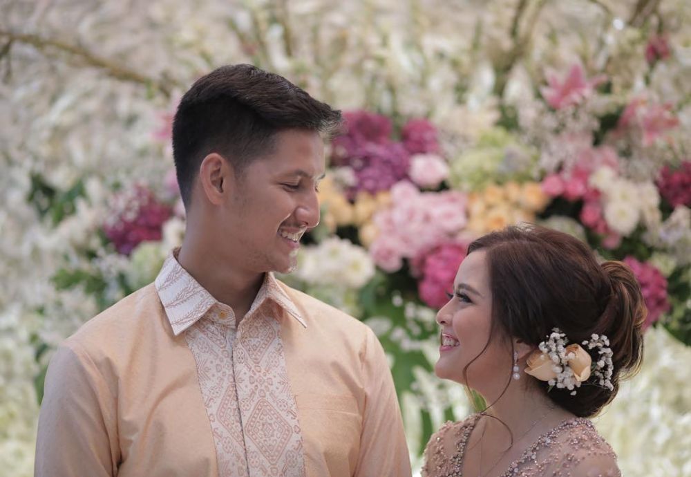 5 Tahun pacaran, ini 10 potret manis pertunangan Tasya Kamila 