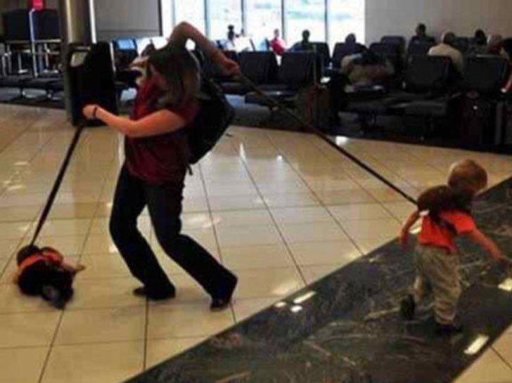 10 Kelakuan absurd penumpang saat di bandara, bikin geleng kepala