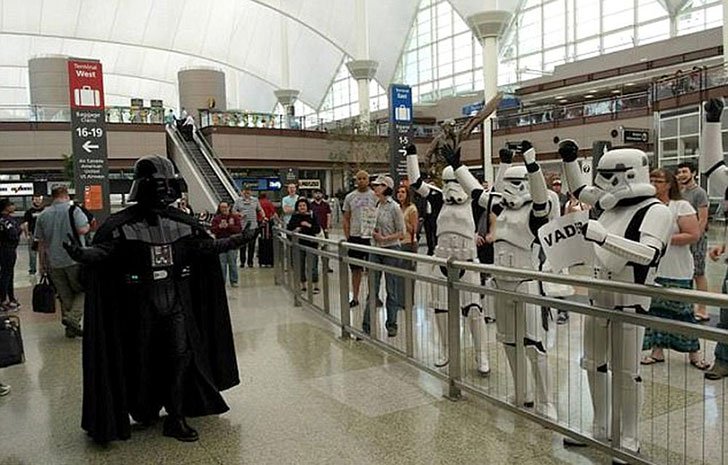 10 Kelakuan absurd penumpang saat di bandara, bikin geleng kepala