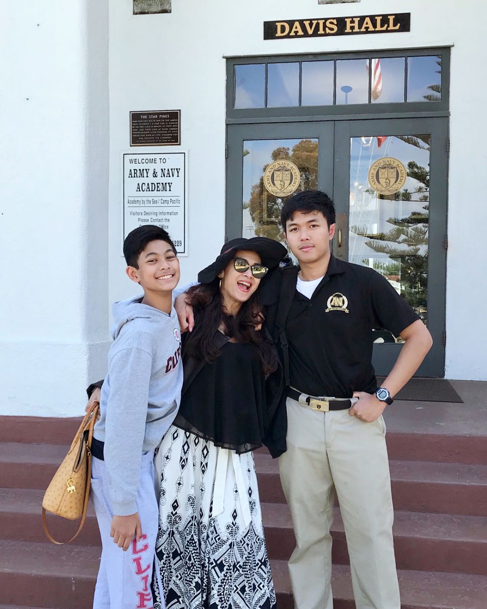 Keibuan banget, ini 8 potret Diah Permatasari & kedua putra gantengnya