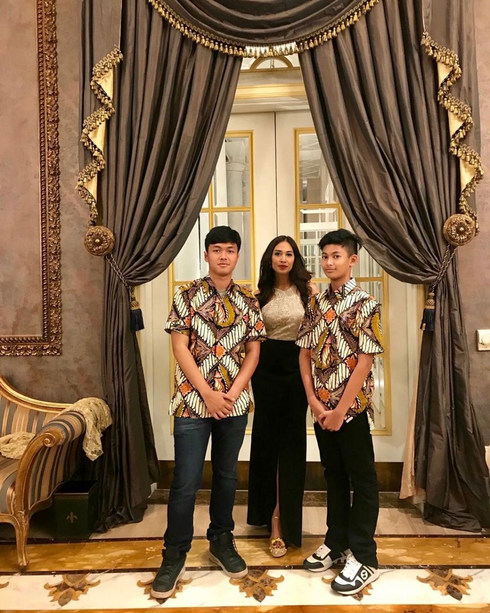 Keibuan banget, ini 8 potret Diah Permatasari & kedua putra gantengnya