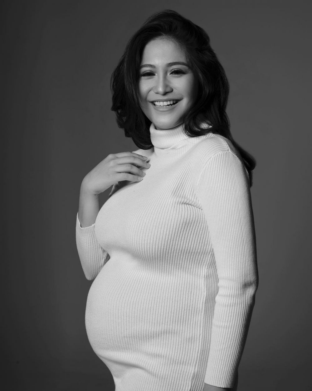 9 Potret maternity berkonsep monokrom ala selebriti, mana paling kece?