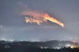 Erupsi Gunung Agung keluarkan suara dentuman & lontaran lava pijar