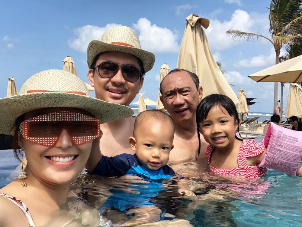 Punya pasangan tajir, 6 seleb ini tetap berkarier di dunia hiburan