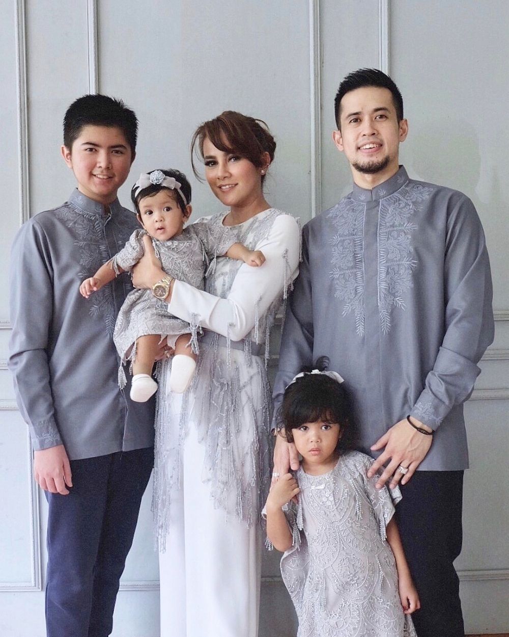 Punya pasangan tajir, 6 seleb ini tetap berkarier di dunia hiburan