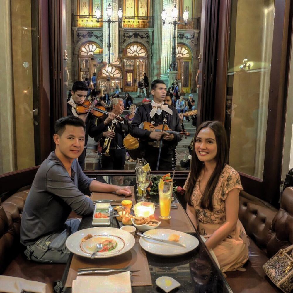 Punya pasangan tajir, 6 seleb ini tetap berkarier di dunia hiburan