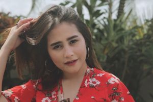 Pamer foto tanpa makeup, Prilly Latuconsina banjir pujian