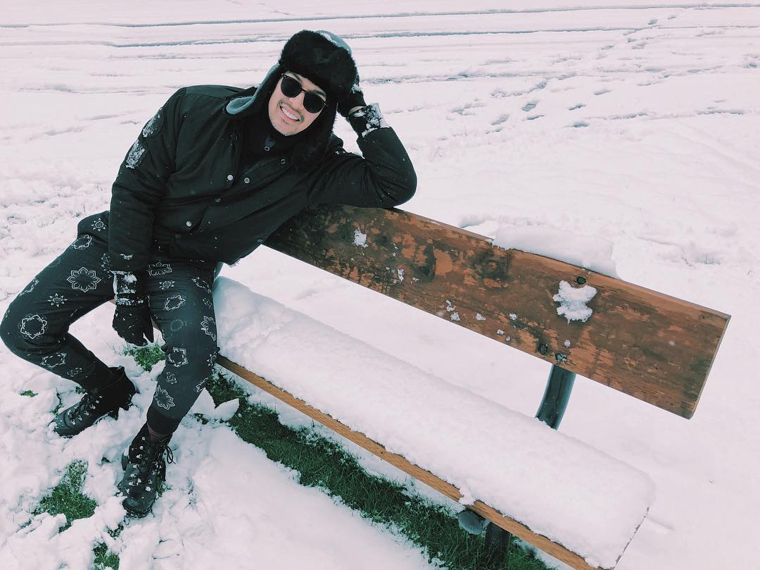 8 Gaya liburan Dimas Beck di berbagai destinasi, ada yang kedinginan