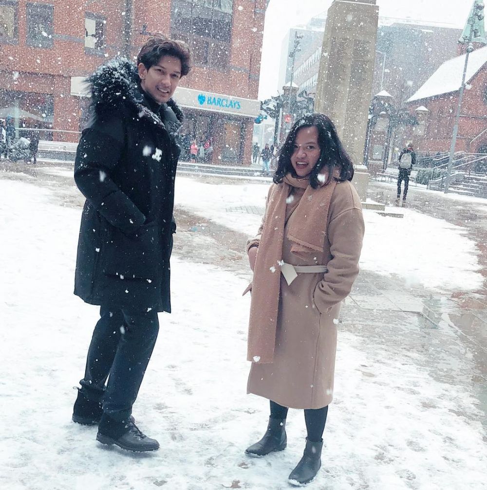 8 Gaya liburan Dimas Beck di berbagai destinasi, ada yang kedinginan