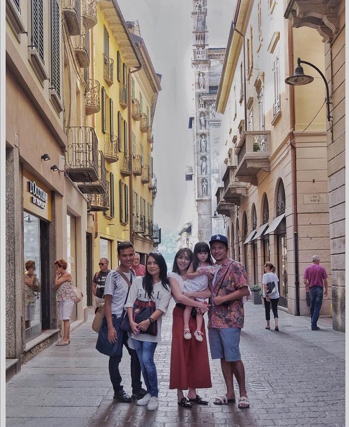 Jarang terekspos, ini 7 potret ibunya Gisel yang tak kalah memesona